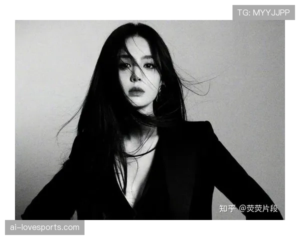 刚刷到古力的私服照——棋盘外的人生像富豪剧，行李箱都比我房租贵