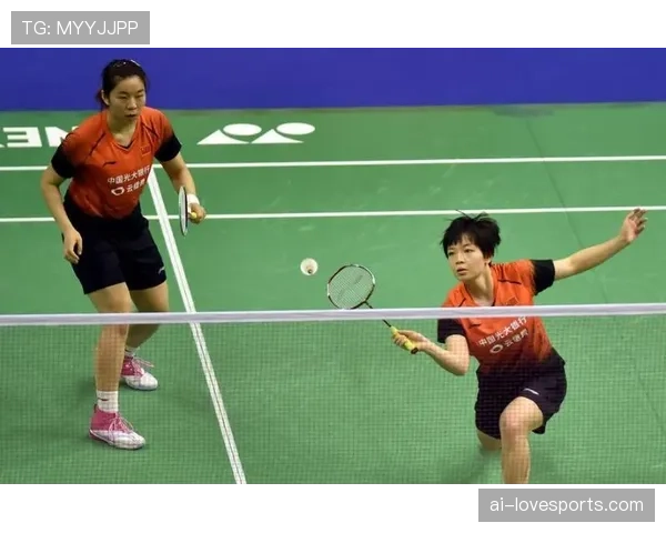 何冰娇训练完啃鸡腿的样子，真的很难和赛场上那个杀气腾腾的她联系起来